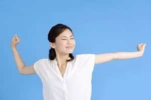 背伸びをする女性
