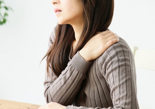 肩が痛い女性